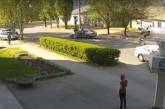 Опубликовано видео ДТП, в котором блондинка на «Шкоде» сбила мотоциклиста