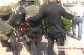 Появилось видео, как в николаевском порту «Ника-Тера» спецназовцы выбивают ворота кувалдой 