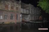 В Николаеве целую улицу затопило фекалиями — асфальт проваливается прямо под ногами