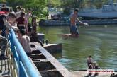 Николаевские подростки празднуют по-своему – прыгают с понтонного моста