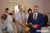 Николаевские чиновники наведались в госпиталь к ветеранам войны и вручили им подарки