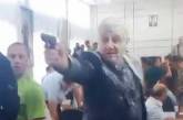 В Никополе стреляли на сессии горсовета: мэра облили зеленкой, депутата - кефиром. ВИДЕО