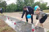 Оппозиционеры почтили память защитников Николаева, возложив цветы к Мемориалу погибшим воинам