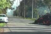 На Гавайях сняли видео, как лава поглощает авто