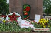 В Николаеве Мемориал ольшанцев и Вечный огонь завалили цветами: горожане приходят до сих пор