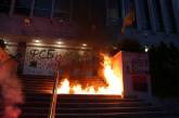 Перед зданием телеканала Интер националисты бросили коктейль Молотова