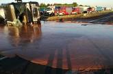 В Польше перевернулась цистерна с жидким шоколадом: лакомство затопило дорогу. ВИДЕО