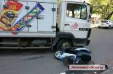 В центре Николаева фургон с мороженым сбил 78-летнего мопедиста