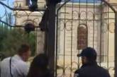 В Николаеве вновь разгорелся конфликт вокруг храма Невского: полиции пришлось лезть через забор