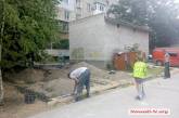 Без забора и у трансформатора: в Николаеве у детской площадки начали строить гаражи