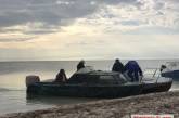 У николаевских рыбаков, ловивших креветку в промысловой зоне, незаконно отобрали лодку и документы
