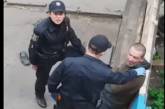 В Сумах уволили патрульных за издевательства над пьяным мужчиной