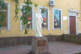 У здания Николаевской областной прокуратуры установили памятник Девы Марии с младенцем