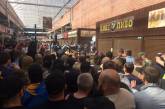 Радикалы из С14 громят киоски на метро Лесная, где кавказцы избили военного пенсионера
