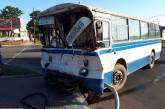 Под Кировоградом автобус с шахтерами врезался в авторефрижератор: есть пострадавшие
