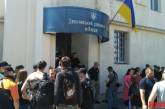 В Киеве националисты окружили Деснянский суд