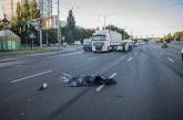 В Киеве при попытке перебежать 10-полосную дорогу погиб пешеход. ВИДЕО