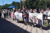 Пикет под посольством РФ в Киеве: ворота обклеили картонными гробами
