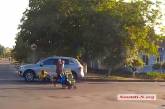 В Николаеве пьяный папаша едва не угодил под машину вместе с детской коляской