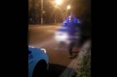 В Одессе пьяный водитель разбил топором свое авто.ВИДЕО