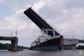 В Николаеве судно «Святая Ольга» повредило антенну об Ингульский мост
