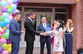 Савченко вручил сертификаты на жилье для детей-сирот