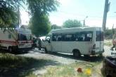 В Запорожье "Вольво" влетел в маршрутку, от чего она перевернулась: 7 пострадавших