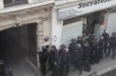 В центре Парижа вооруженный мужчина захватил заложников 