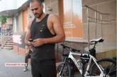 В Николаеве велосипедист «припечатал» ногой автомобиль, который его не пропустил 