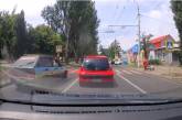 В центре Николаева водитель «ВАЗа» едва не сбил двух пешеходов на переходе. ВИДЕО