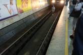 В киевском метро подростки прыгнули под колеса поезда. ФОТО