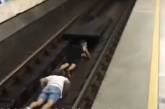 Подростки развлекались, прыгая под поезд в метро Киева. ВИДЕО