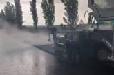 На трассе Николаевщины укладывали асфальт под проливным дождем. ВИДЕО