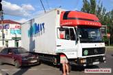 В центре Николаева грузовик и легковушка «не поделили поворот»