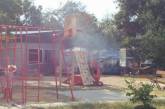 С дымком: в Николаеве рядом с детской площадкой установили шашлычный павильон