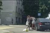 В России три девушки подрались посреди дороги. ВИДЕО
