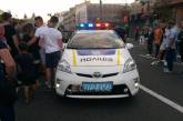 В Киеве "озверевший" хулиган пробежался по головам полиции. Видео