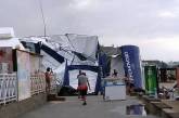 Разрушенные раздевалки и унесенные палатки: по пляжу в Коблево пронеслась буря