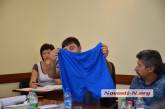 В Николаеве депутат прямо на комиссии подарил плавки вице-губернатору. ВИДЕО