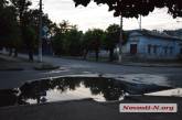 В центре Николаеве третьи сутки бьет «канализационный фонтан»