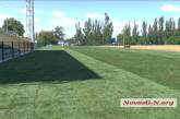 На главном николаевском стадионе укладывают новый газон