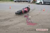 В Николаеве мотоциклист на полном ходу врезался в КамАЗ