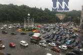 Водители на "евробляхах" заблокировали центр Киева и грозят перекрыть дорогу к аэропортам