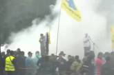В Киеве под Радой митингуют тысячи человек. В ход пошли дымовые шашки
