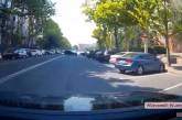 Как «козырные водители» заезжают на парковку возле Николаевской ОГА