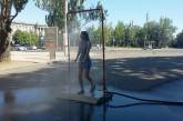 В Николаеве на главной улице от жары спасают «освежающие ворота»