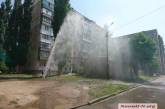 В николаевском дворе вот уже два часа бьет «фонтан» воды высотой до 6 этажа. ВИДЕО