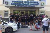 Николаевские активисты в Херсоне пикетируют здание главного управления Нацполиции
