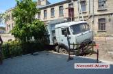 В Николаеве в траншею канализационного коллектора провалился грузовик