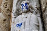 В Испании вандалы нарисовали статуе святого 12 века кошачью морду